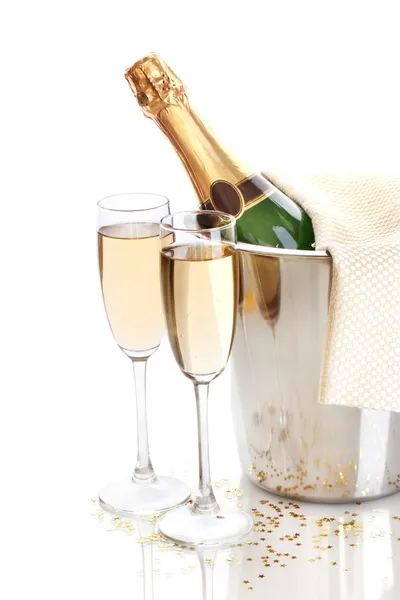 Butelka szampana w wiaderku z lodem i okulary szampana, na białym tle — Zdjęcie stockowe