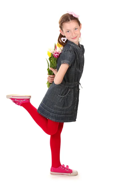 Портрет красивой маленькой девочки с тюльпанами, изолированными на белом — стоковое фото