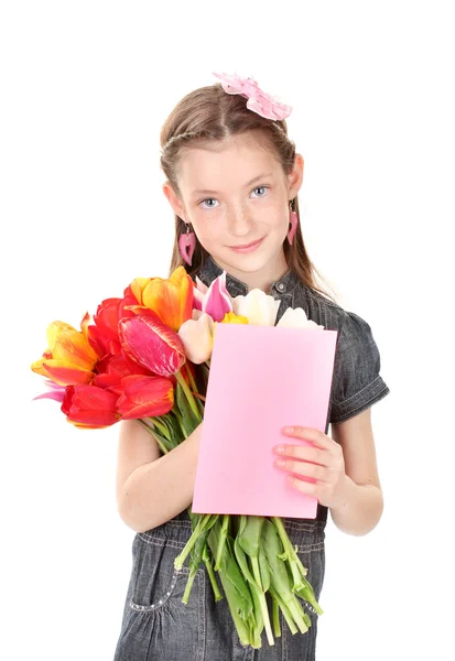 Портрет красивой маленькой девочки с тюльпанами и открыткой, изолированный на белом — стоковое фото