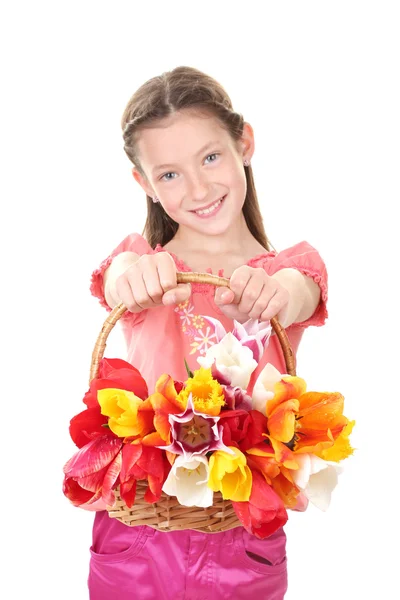Porträtt av vacker liten flicka med tulpaner i korg isolerad på vit — Stockfoto