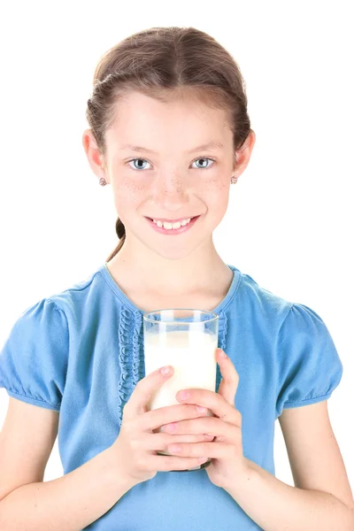 Portret withglass śliczną dziewczynkę o mleko na białym tle — Zdjęcie stockowe