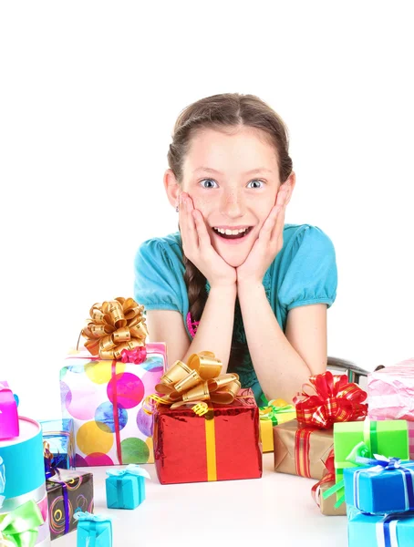 Liten flicka med gåvor isolerad på vit — Stockfoto