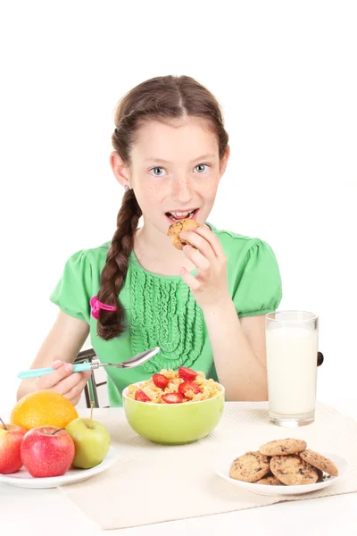 Krásná holčička snídat na bílém pozadí — Stock fotografie