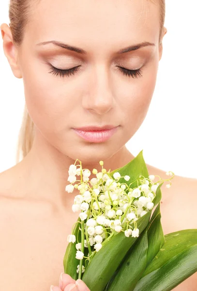 흰색 배경 클로즈업에 계곡의 백합 꽃다발과 함께 아름 다운 젊은 여자 — 스톡 사진