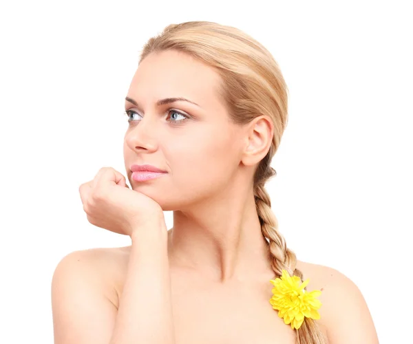 Красивая молодая женщина с ярко-желтым цветком в косе на белом фоне крупным планом — стоковое фото