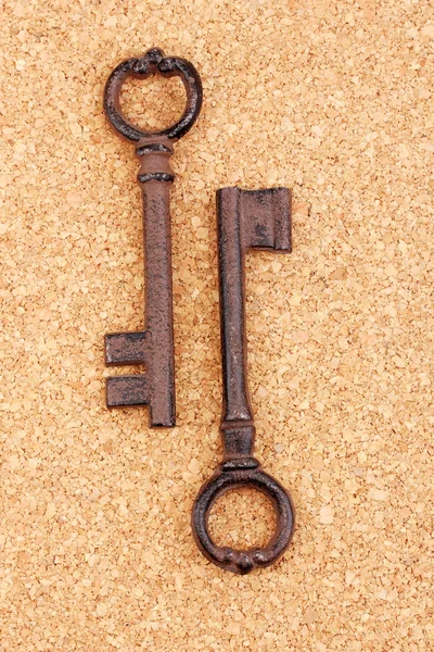 Deux clés antiques sur fond de liège — Photo