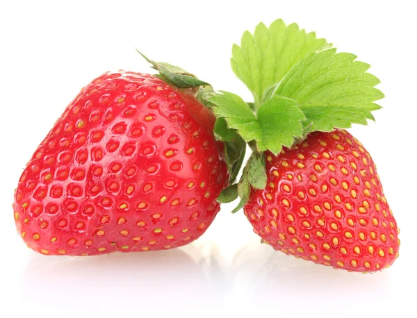 Söt mogna jordgubbar med blad isolerad på vit — Stockfoto