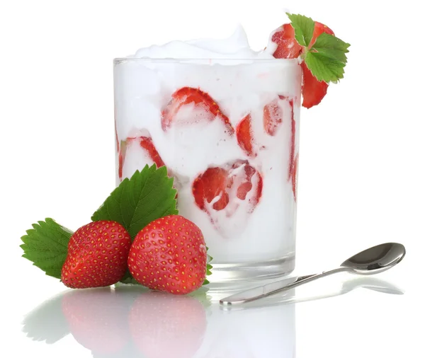 Iogurte saboroso em vidro e morangos isolados em branco — Fotografia de Stock