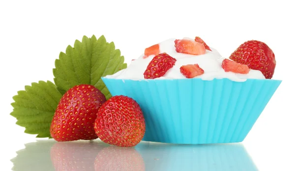 白で隔離されるクリームとイチゴのデザート — ストック写真