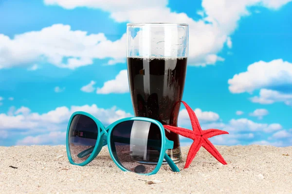 Composición de playa de gafas de sol de mujer de moda y una bebida refrescante —  Fotos de Stock