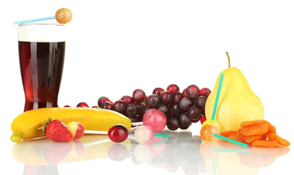 La composición de las piruletas, fruta y un vaso de cola aislado en blanco — Foto de Stock