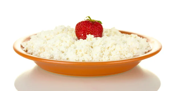 Fromage cottage à la fraise dans une assiette isolée sur blanc — Photo