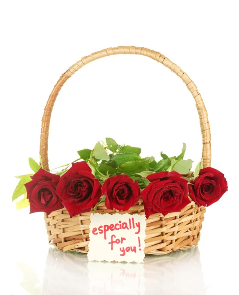 Cesta com rosas e uma nota isolada no fundo branco close-up — Fotografia de Stock