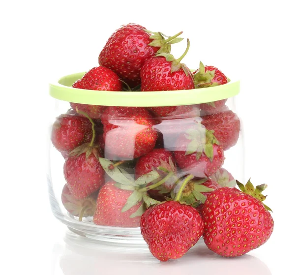 白で隔離される jar で甘い熟したイチゴ — ストック写真