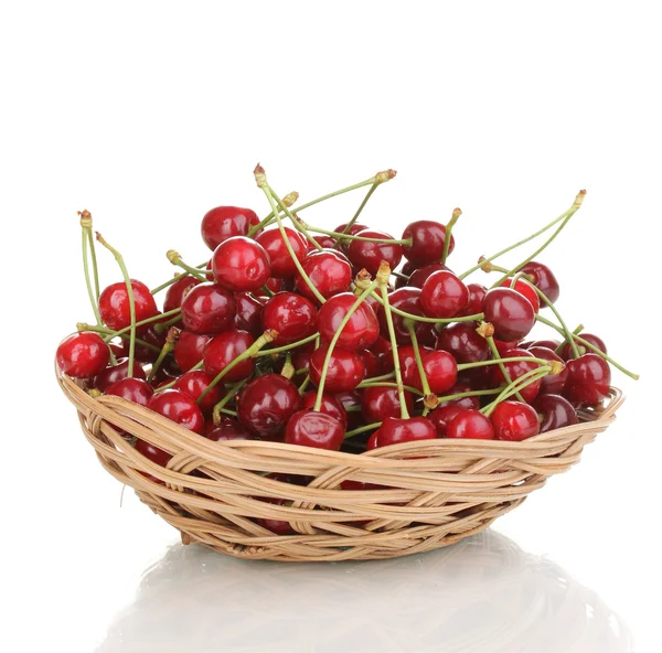 Bagas de cereja maduras em cesta isoladas em branco — Fotografia de Stock