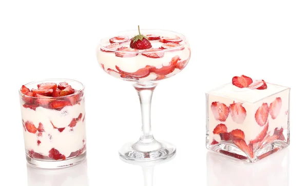 Gläser mit reifen Erdbeeren mit Sahne isoliert auf weiß — Stockfoto