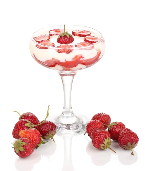 Vaso de fresas maduras con crema aislada sobre blanco —  Fotos de Stock