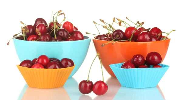 Skålar och fräsar med körsbär isolerad på vit — Stockfoto