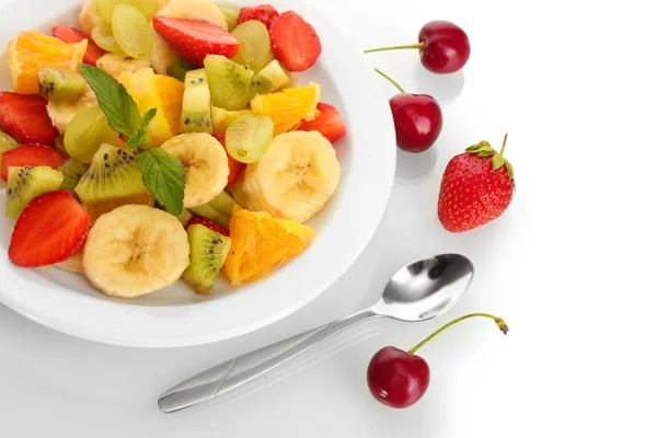 Ensalada de frutas frescas en plato y bayas aisladas en blanco —  Fotos de Stock