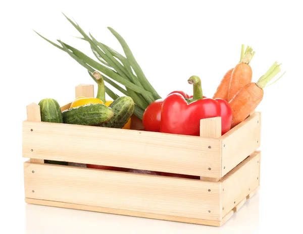 Свежие овощи в ящике изолированы на белом — стоковое фото
