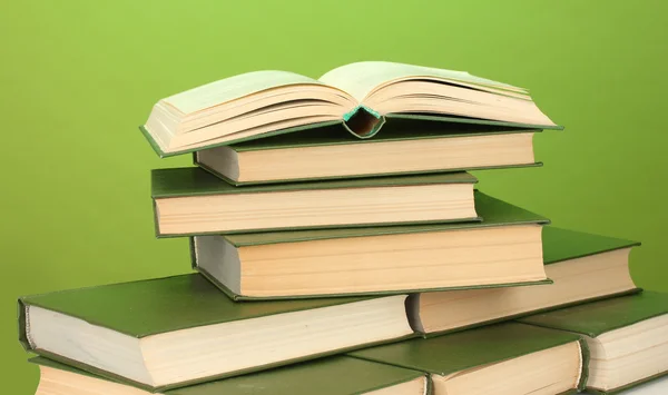 Pila de libros sobre fondo verde primer plano —  Fotos de Stock