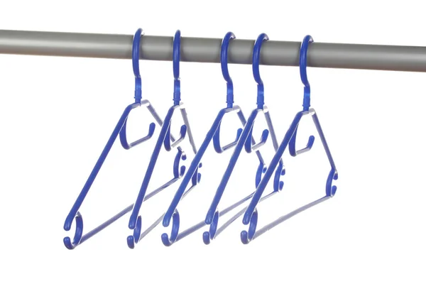 Kunststof hangers in rij geïsoleerd op wit — Stockfoto