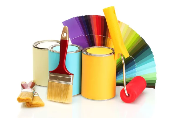 Puszki z farbą, rolki, szczotki i jasne paletę kolorów na białym tle — Zdjęcie stockowe