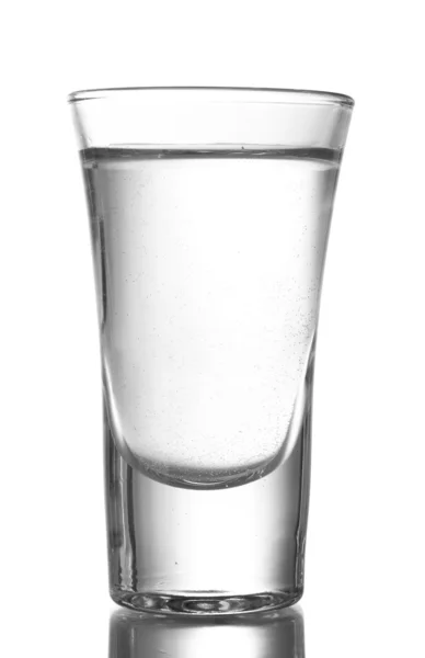 Bardak votka üzerinde beyaz izole — Stok fotoğraf
