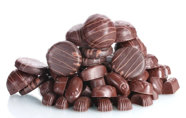 Много различных шоколадных конфет изолированы на белом — стоковое фото