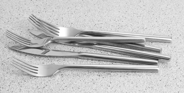 大理石桌子上的刀子和叉子 — 图库照片