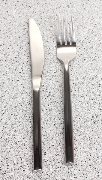 Vidlička a nůž na mramorový stůl — Stock fotografie