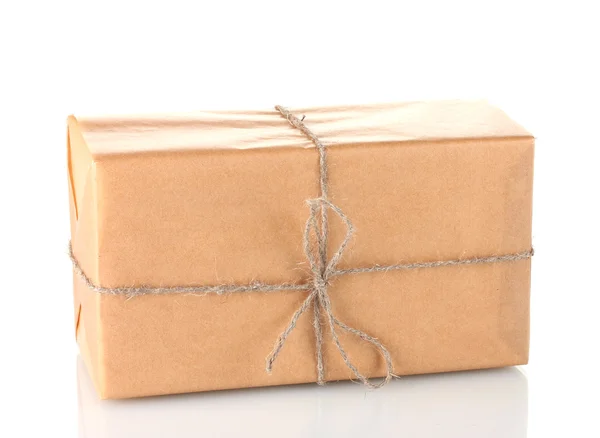 Paquete envuelto en papel marrón atado con cordel aislado en blanco —  Fotos de Stock