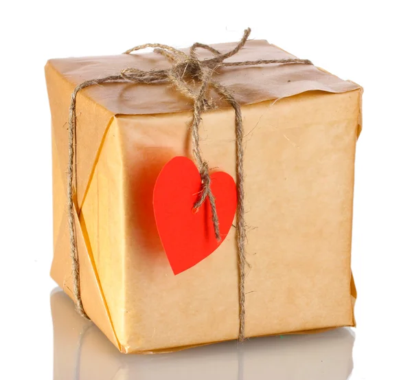 Piccolo pacco con etichetta bianca a forma di cuore isolato su bianco — Foto Stock