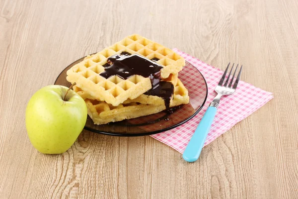 Gustose cialde con cioccolato su piatto su fondo di legno — Foto Stock