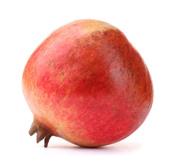 Rijpe zoete granaatappel geïsoleerd op wit — Stockfoto