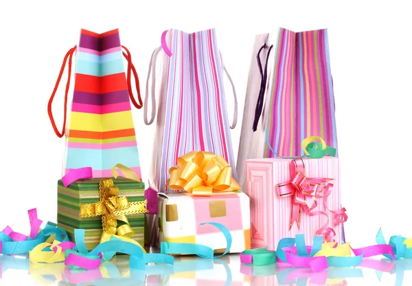 Bolsas de regalo coloridas y regalos con serpentina aislada en blanco — Foto de Stock