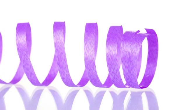 白で隔離される明るい紫ストリーマー — ストック写真