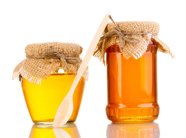 Dolce miele in vasetti con cucchiaio isolato su bianco — Foto Stock