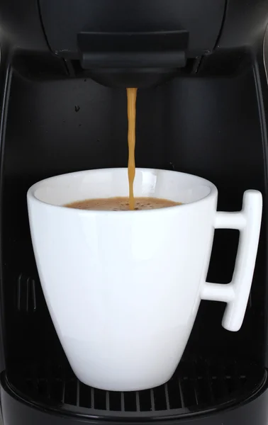 Espresso machine gieten koffie in witte kop — Stockfoto