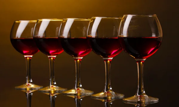 Gafas de vino sobre fondo marrón —  Fotos de Stock