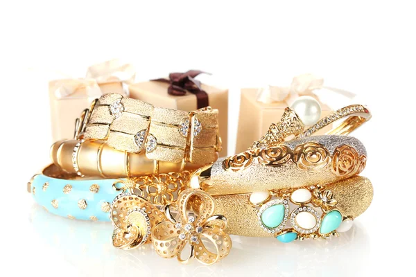 Hermosas joyas de oro y cajas de regalos aislados en blanco — Foto de Stock