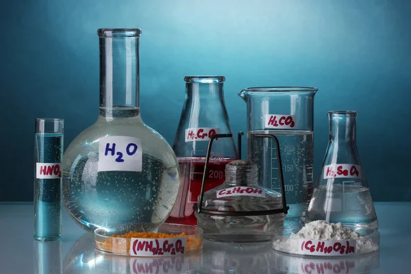 Test tüpleri çeşitli asitler ve parlak zemin üzerine kimyasal madde ile — Stok fotoğraf