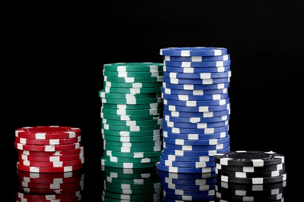 Casinofiches geïsoleerd op zwart — Stockfoto