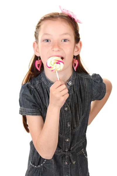 Porträtt av vacker liten flicka med lollipop isolerad på vit — Stockfoto