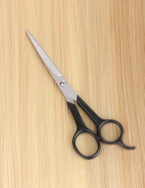 Lesklé blonďaté vlasy a vlasy řezací nůžky detail — Stock fotografie