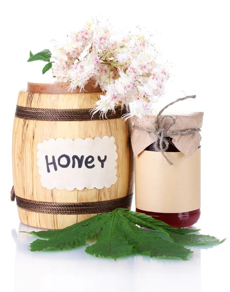 Een vat en een pot van honing en kastanje bloemen geïsoleerd op witte achtergrond — Stockfoto