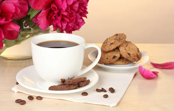 Fincan kahve, kurabiye, çikolata ve Café masaya çiçek — Stok fotoğraf