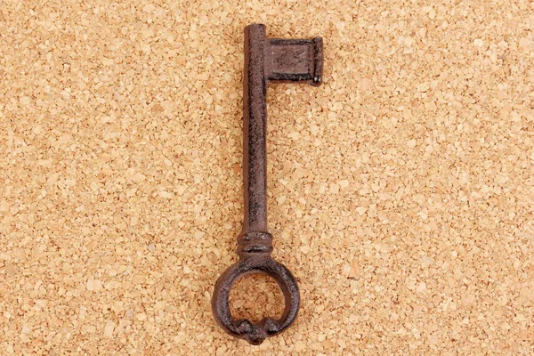 Chiave antica su sfondo di sughero — Foto Stock