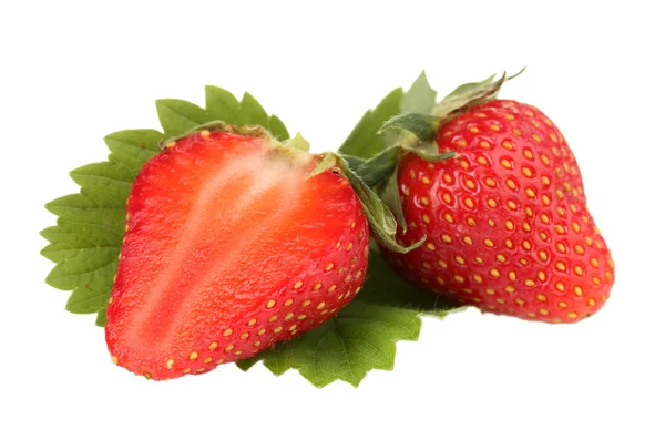 甜美成熟的草莓叶上白色隔离 — 图库照片