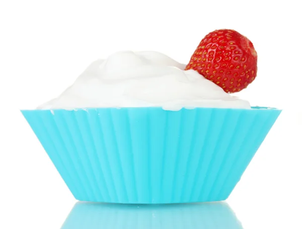 Dessert mit Erdbeeren und Sahne isoliert auf weiß — Stockfoto